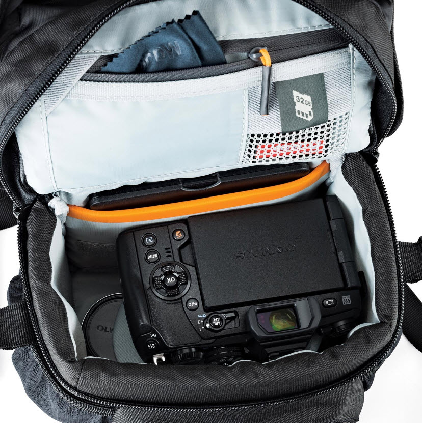 Lowepro Nova 140 AW II 05.jpg