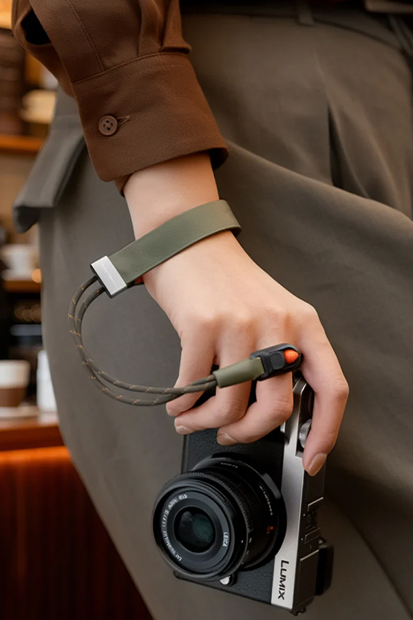 Camera wrist strap slim vintage f01.jpg