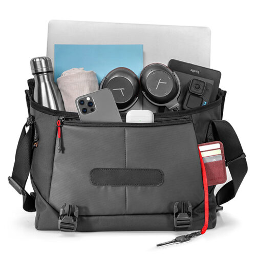 Explorer messenger bag black 02.jpg