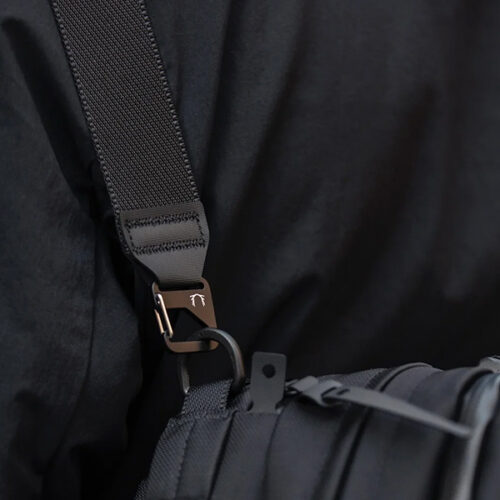 Forge 30 shoulder strap 02.jpg
