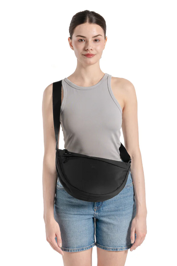 Moon shoulder bag 5l absolute black 06.jpg