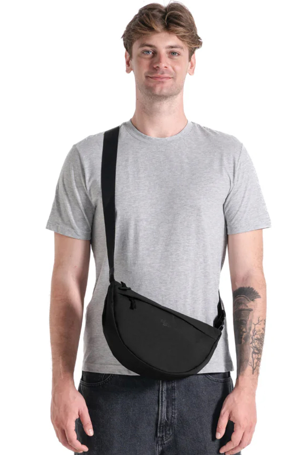 Moon shoulder bag 5l absolute black 08.jpg