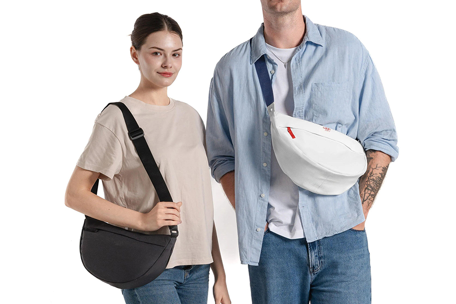 Moon shoulder bag 5l absolute black f02.jpg