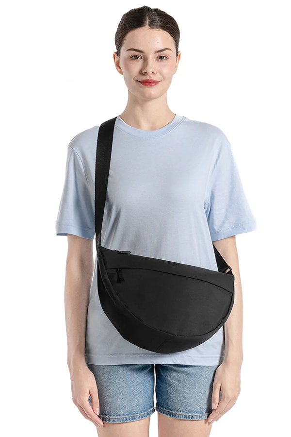 Moon shoulder bag 8l absolute black 06.jpg