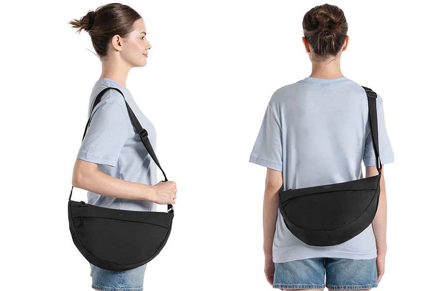Moon shoulder bag 8l absolute black 07.jpg