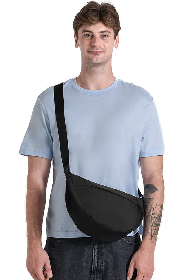Moon shoulder bag 8l absolute black 08.jpg