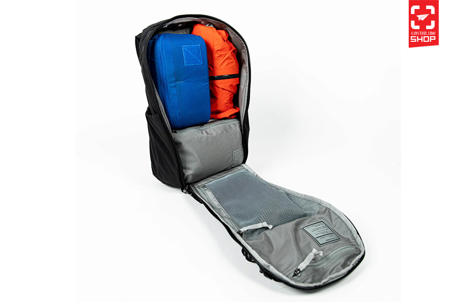 Mountain panel loader 22l solution dyed black 05.jpg