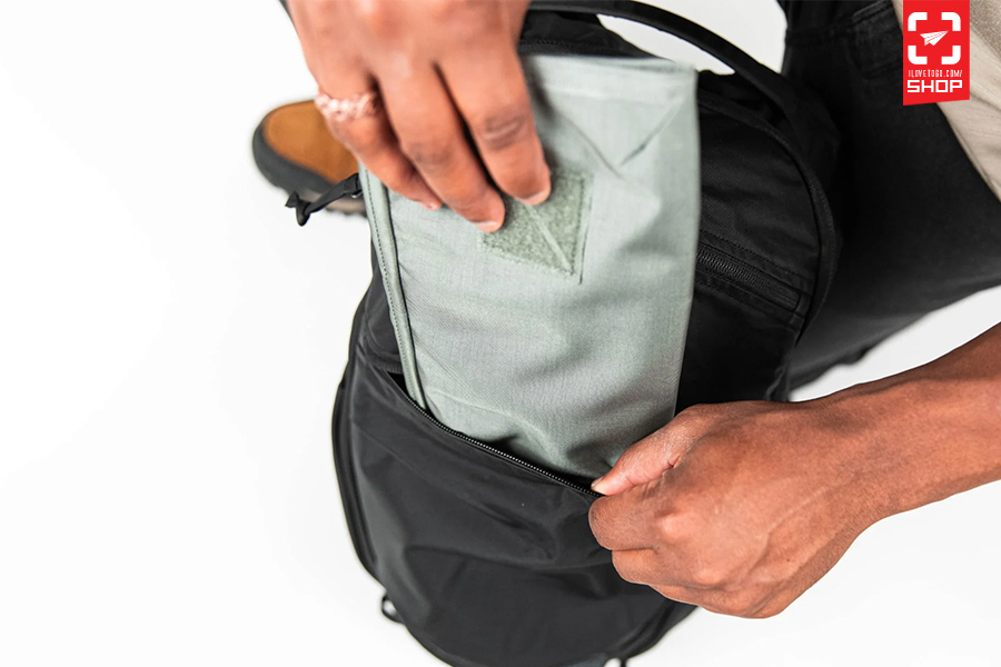 Mountain panel loader 22l solution dyed black 06.jpg