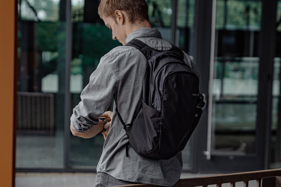 On grid backpack f02.jpg