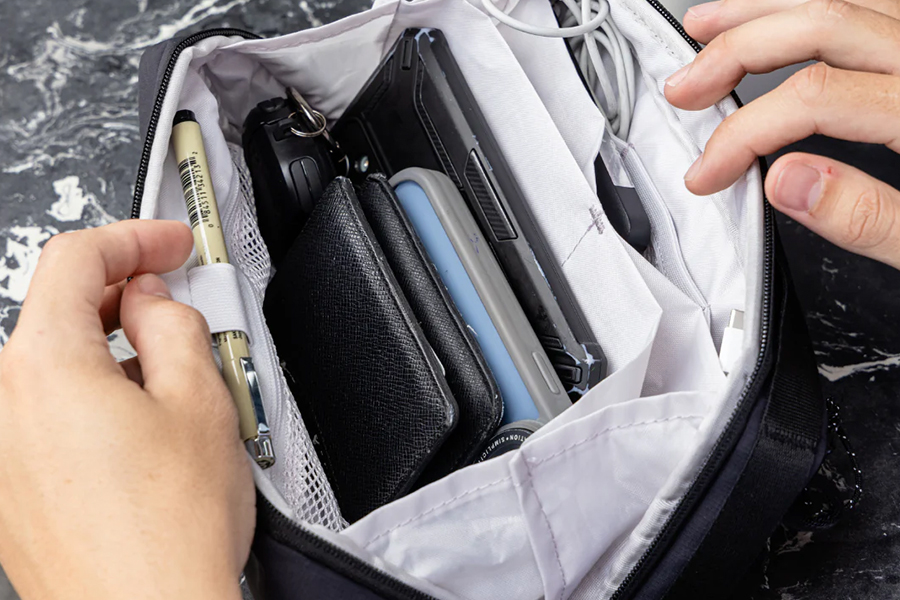 Tech pouch 2 5l absolute black f01.jpg