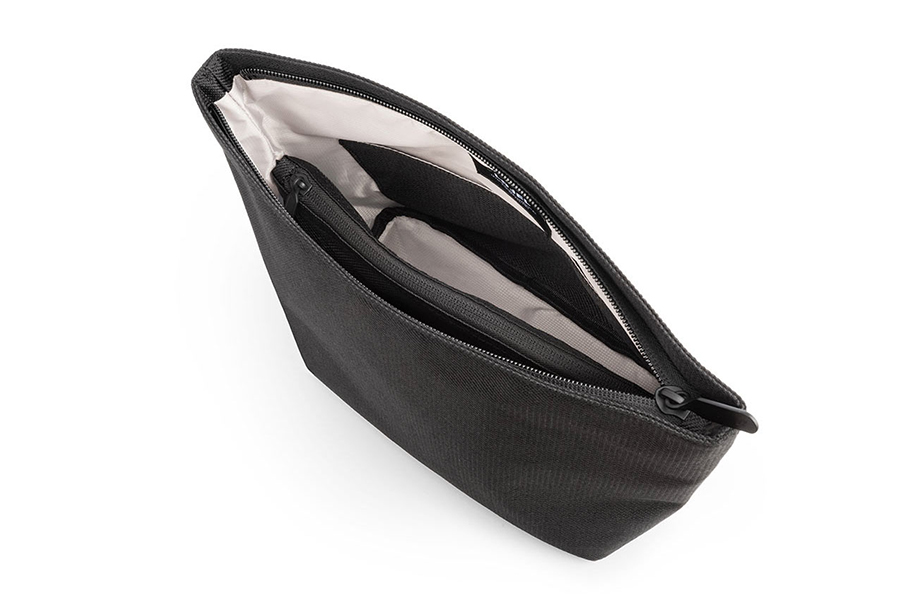 Toiletry case black 03.jpg