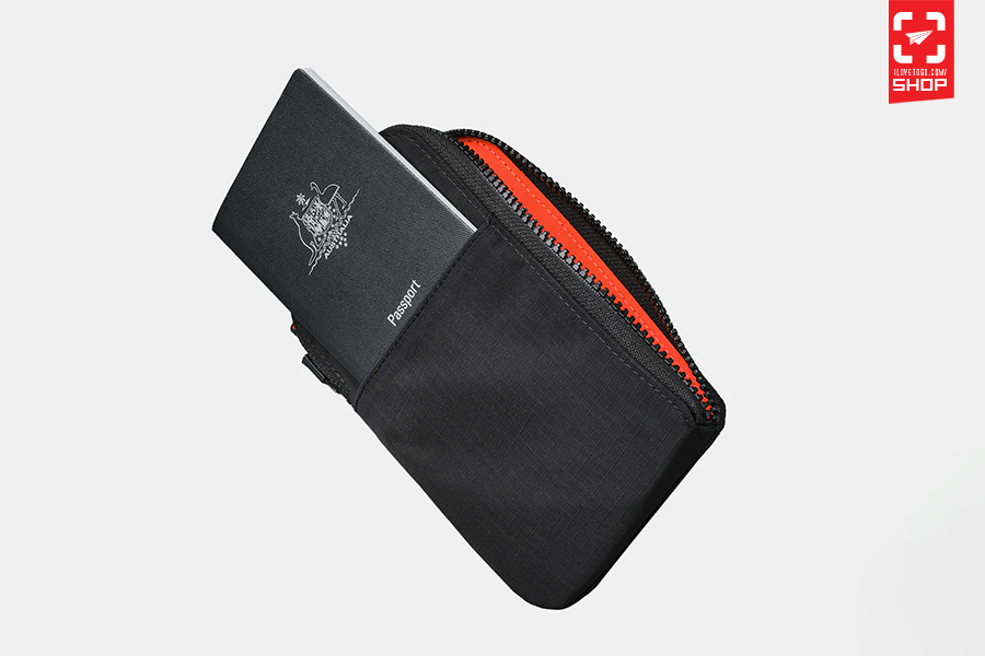 Zip travel wallet black 01.jpg