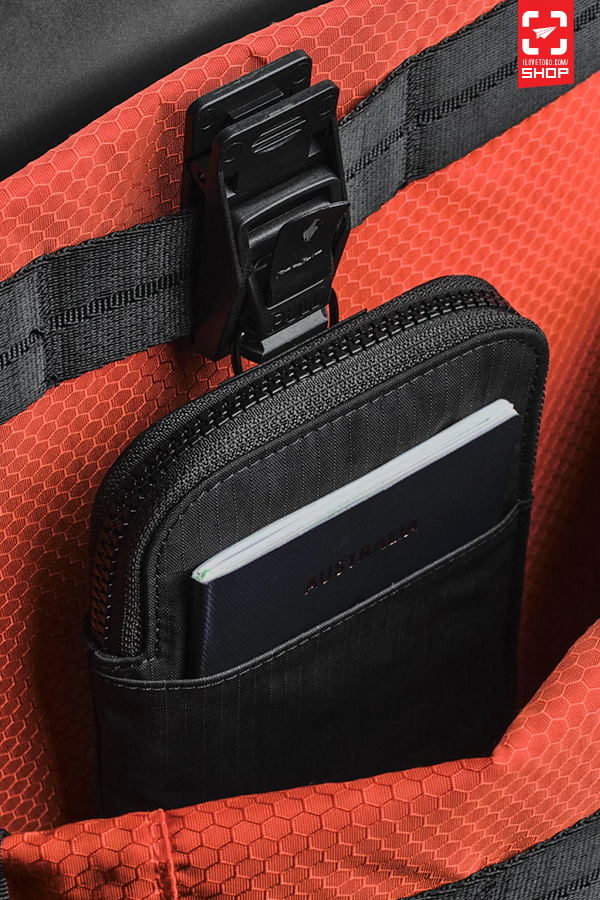 Zip travel wallet black 08.jpg