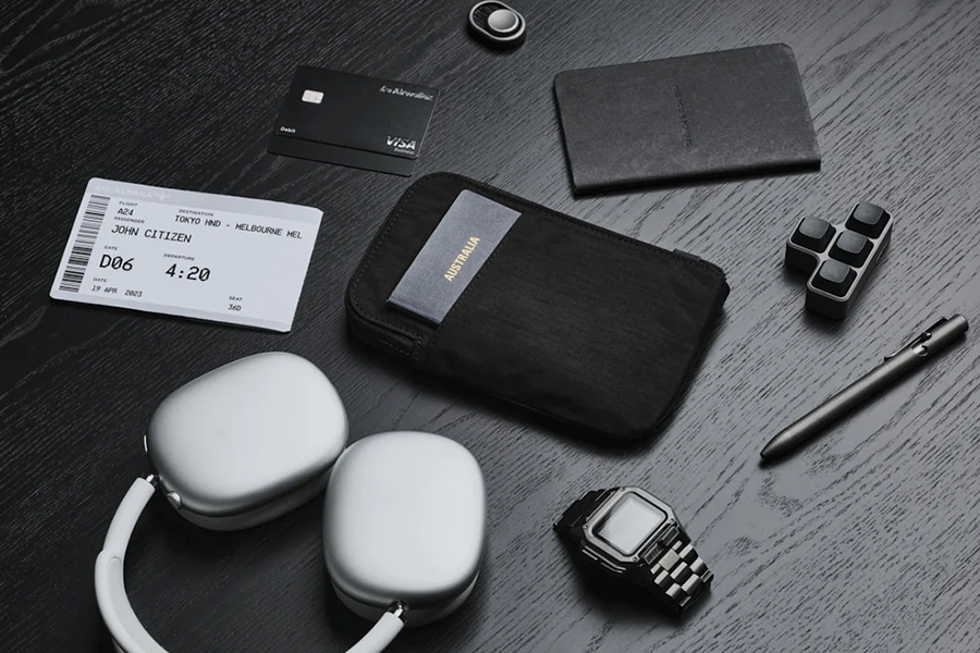 Zip travel wallet black f02.jpg